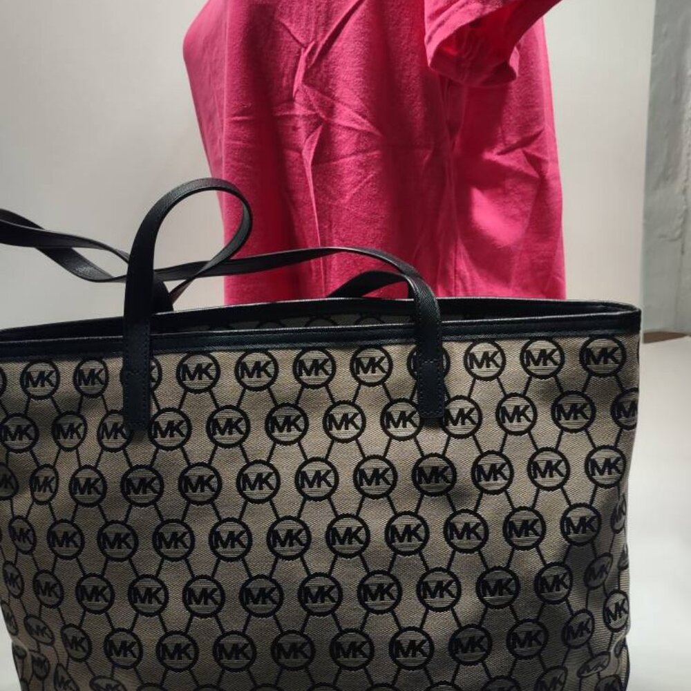 Michael Kors New Tote - Picture 2 of 7